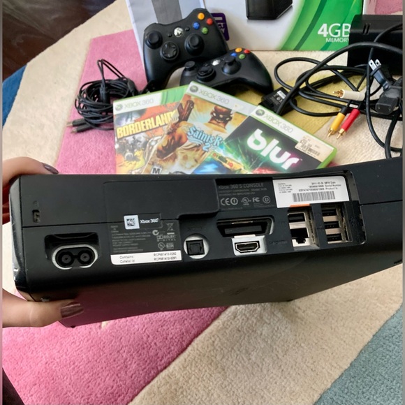 Microsoft XBOX 360 S 4GB Black Console 2 Controllers Games Borderlands Bundle - Picture 6 of 8